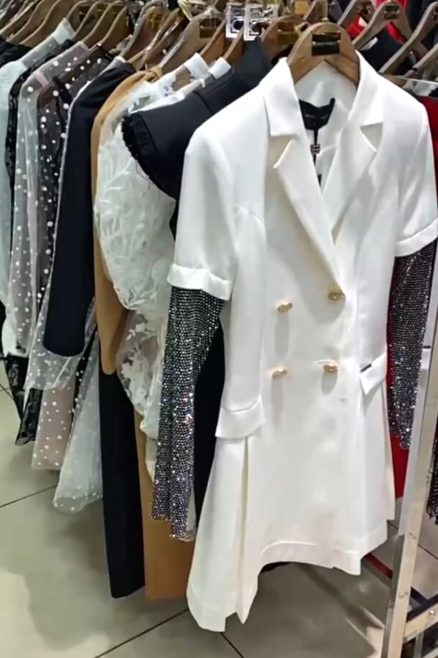 Abito blazer bianco modello doppiopetto accessoriato maniche in rete strass