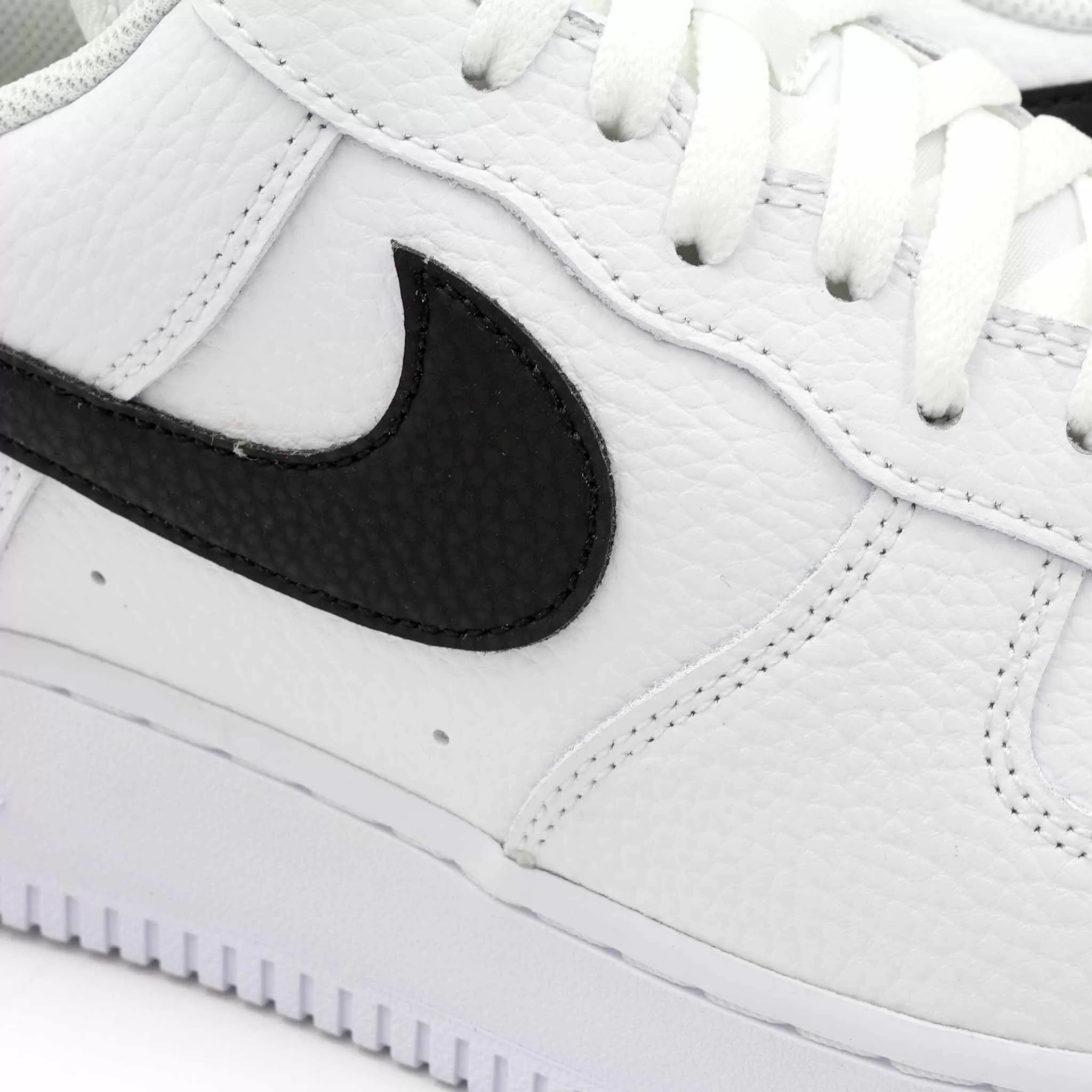 NIKE AIR FORCE 1 '07 WHITE BLACK PEBBLED LEATHER 2021