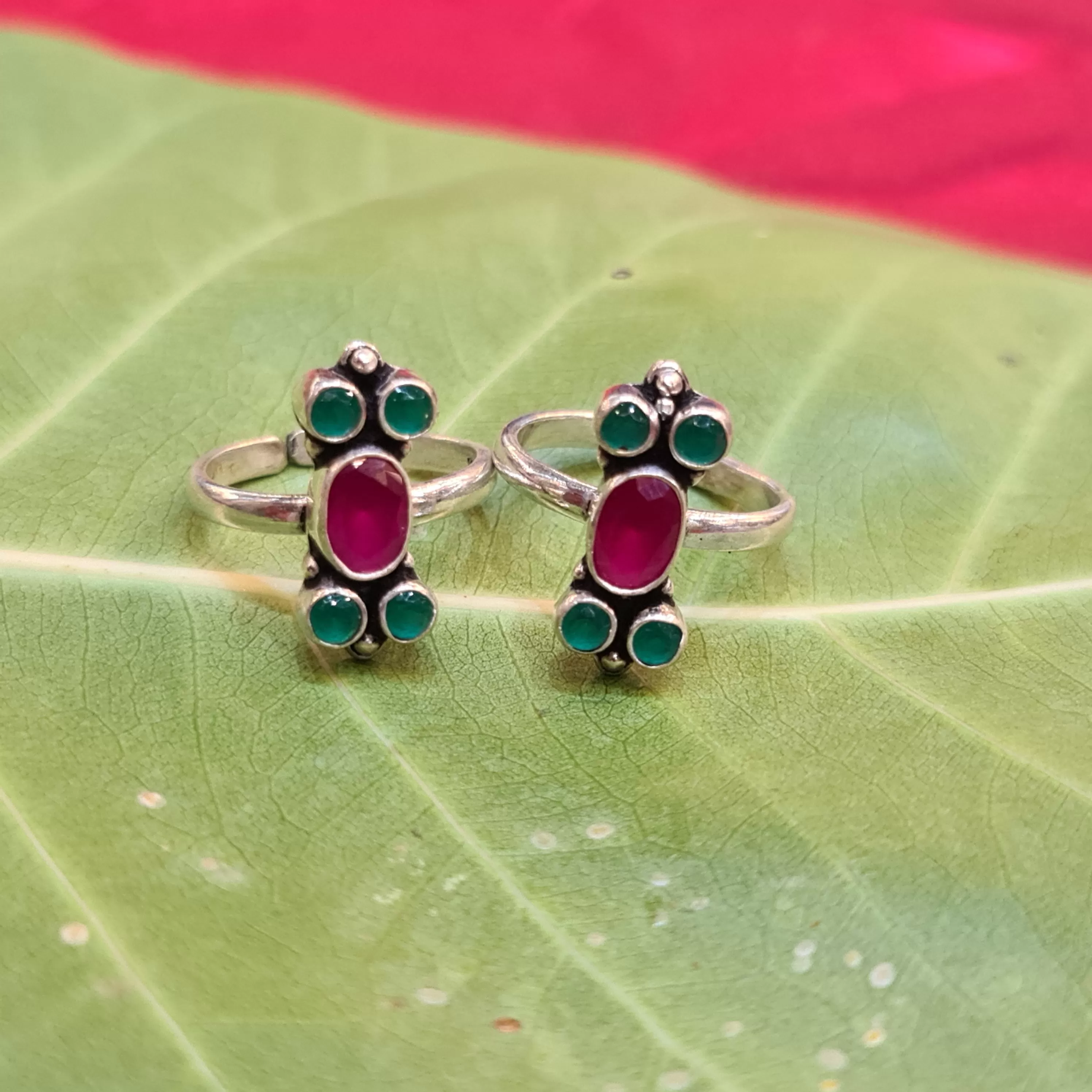 Sparkling Elegance: Mesmerizing 92.5 Silver Ruby Emerald Bichiya to Adorn your Feet